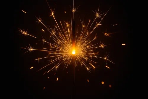 Яркие искры и свет от фейерверка на темном фоне