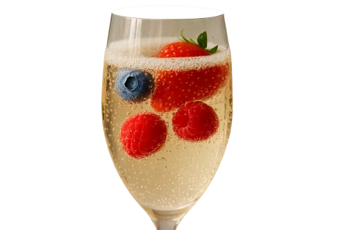 Стакан шампанского с клубникой, малиной и голубикой на фоне