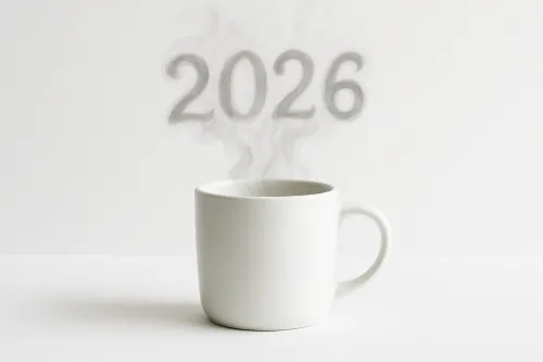 Белая чашка, испускающая пар, с цифрами 2026 над ней
