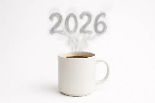 Чашка горячего кофе с паром, образующим цифры 2026