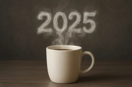 Кофейная чашка с паром, формирующим цифры 2025