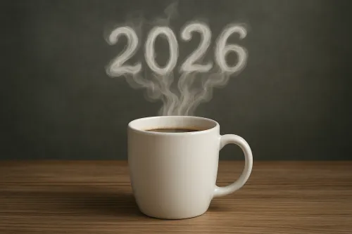 Кружка горячего кофе, пар поднимается в форме цифр 2026