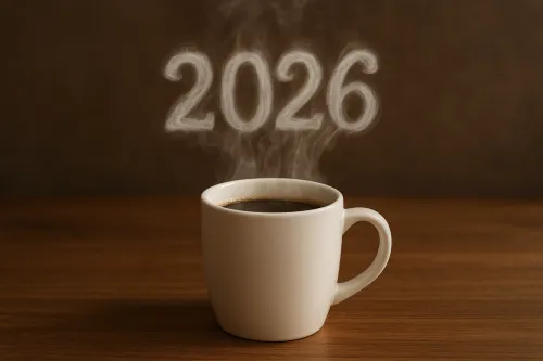 Чашка с горячим кофе, дым с числом 2026 над ней