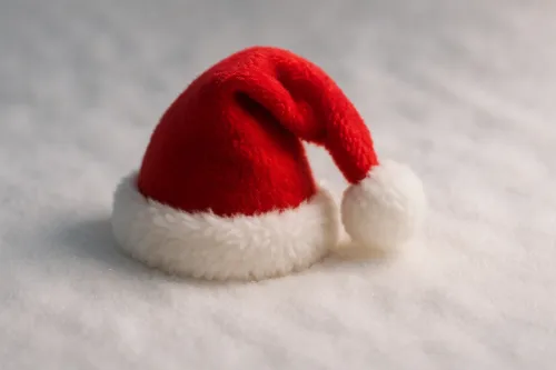 Милая красная шапка Санта-Клауса с белым помпоном на фоне