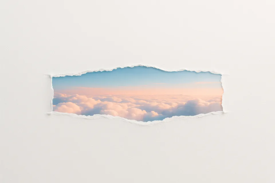 Cielo nublado con tonos suaves sobre un fondo de pared blanca