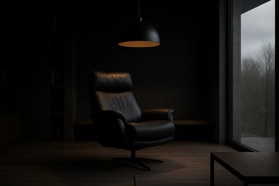 Habitación oscura con un sillón, lámpara y ventana