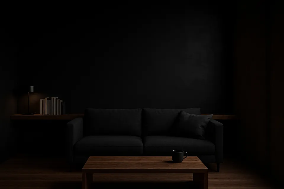Sofá negro, mesa de madera y lámpara en un interior oscuro