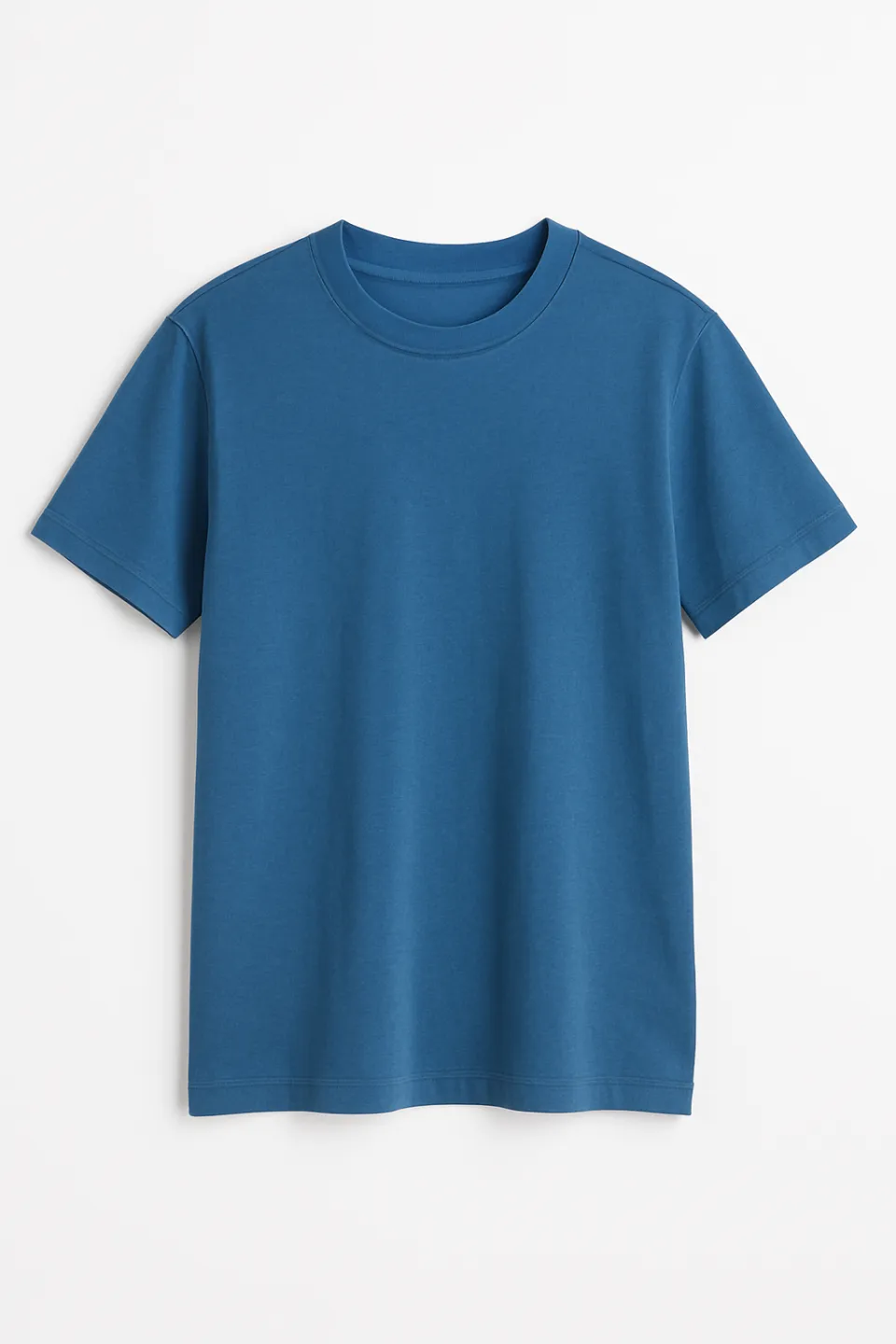 Camiseta azul de material suave con escote redondo y mangas cortas