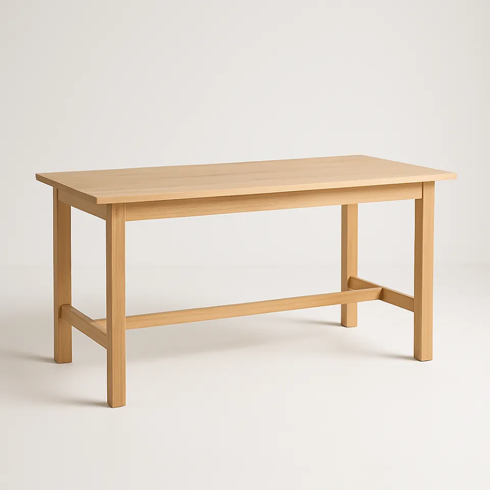 Mesa de madera con líneas rectas sobre un fondo neutro