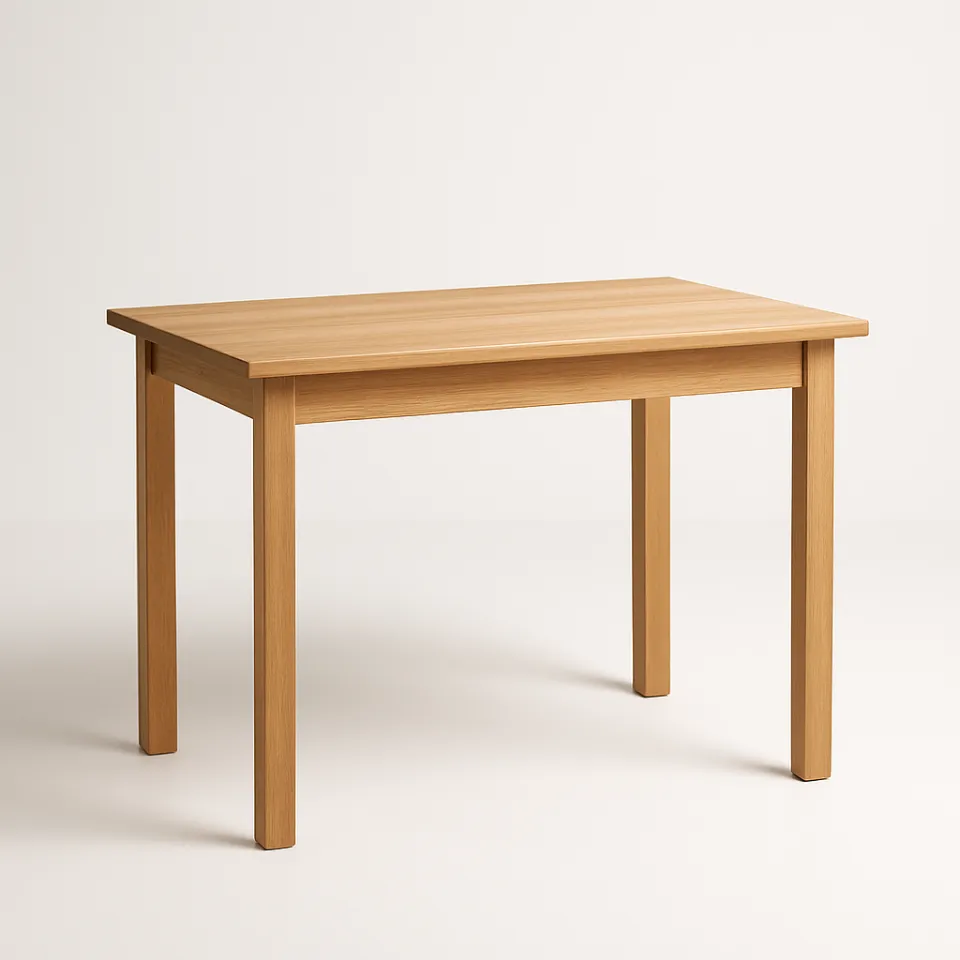 Mesa de madera con cuatro patas sobre un fondo claro