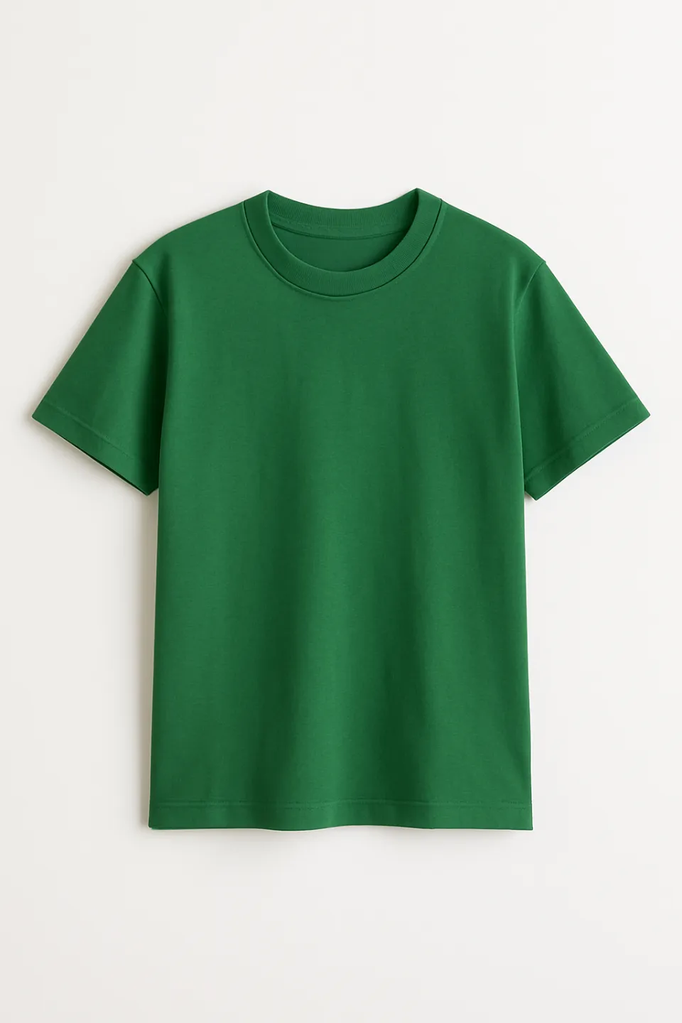Camiseta verde simple de manga corta sobre un fondo claro