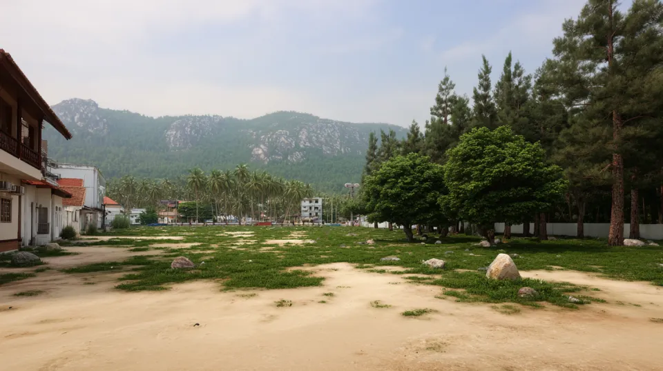 Amplia vista de montañas, vegetación y edificios en medio de la naturaleza