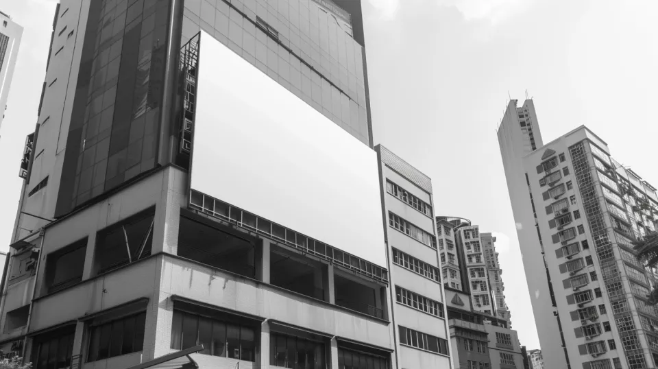 Cartel publicitario vacío en un edificio moderno en un entorno urbano