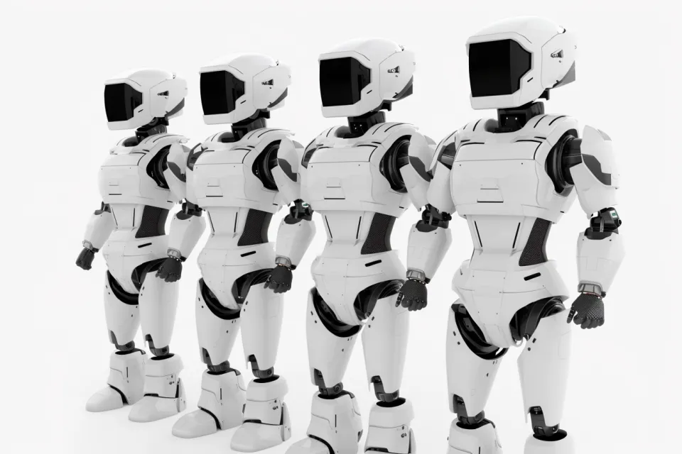 Cuatro robots humanoides con pantallas negras en lugar de rostros