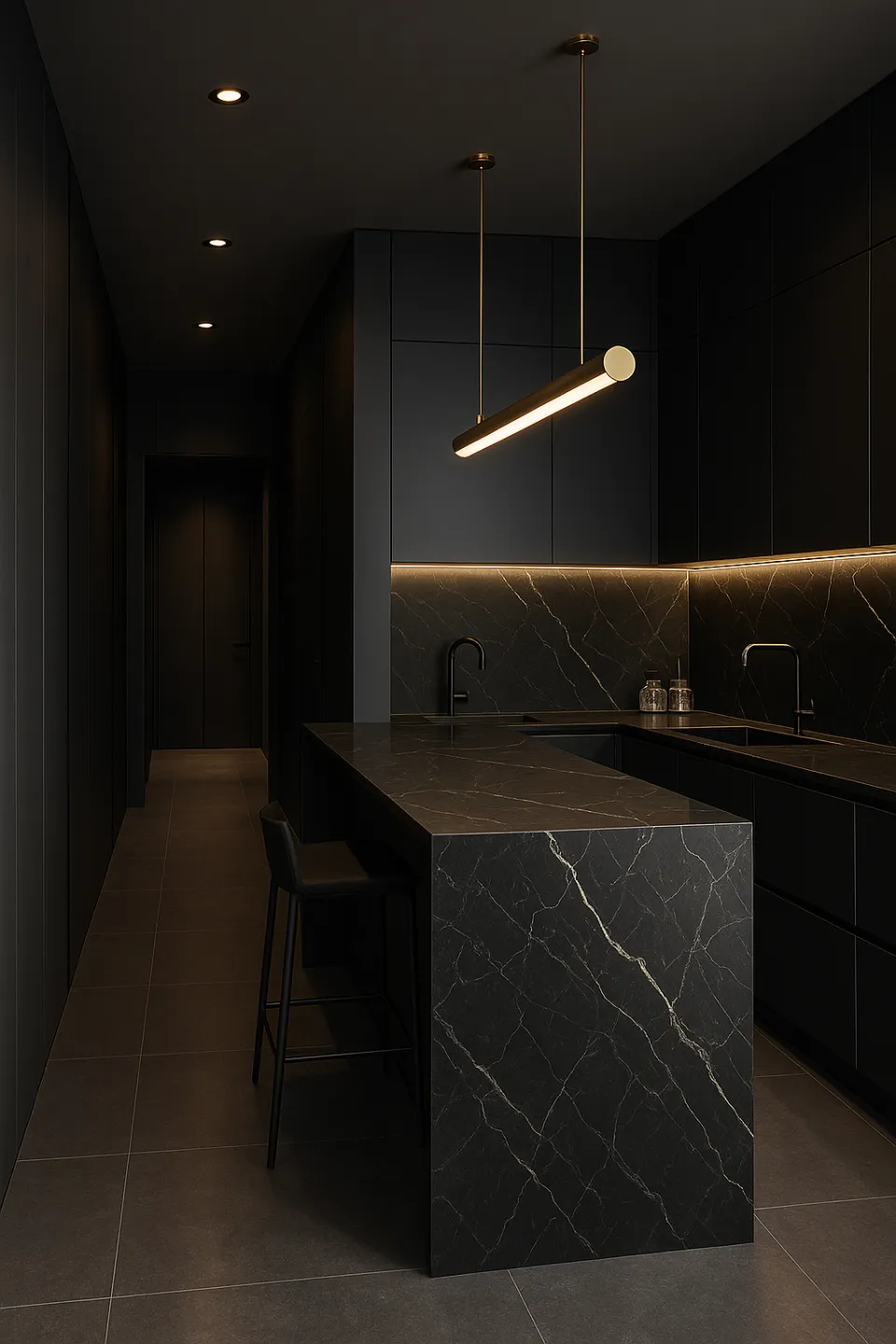 Elegante cocina negra con encimera de mármol y una iluminación estilizada