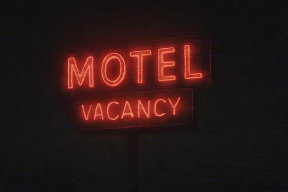 Brillante cartel de neón que indica la disponibilidad de habitaciones en el motel