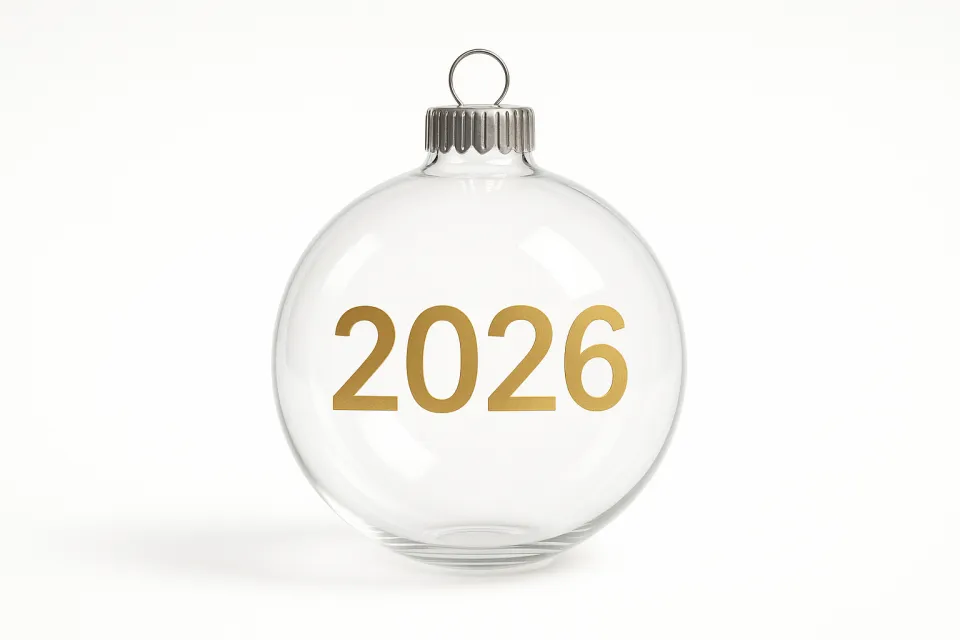 Adorno navideño transparente con números dorados 2026 sobre fondo blanco