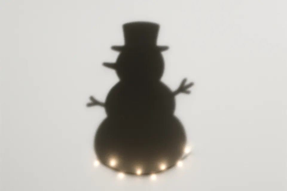 Силуэт снеговика, освещённый мягким светом, на белом фоне
