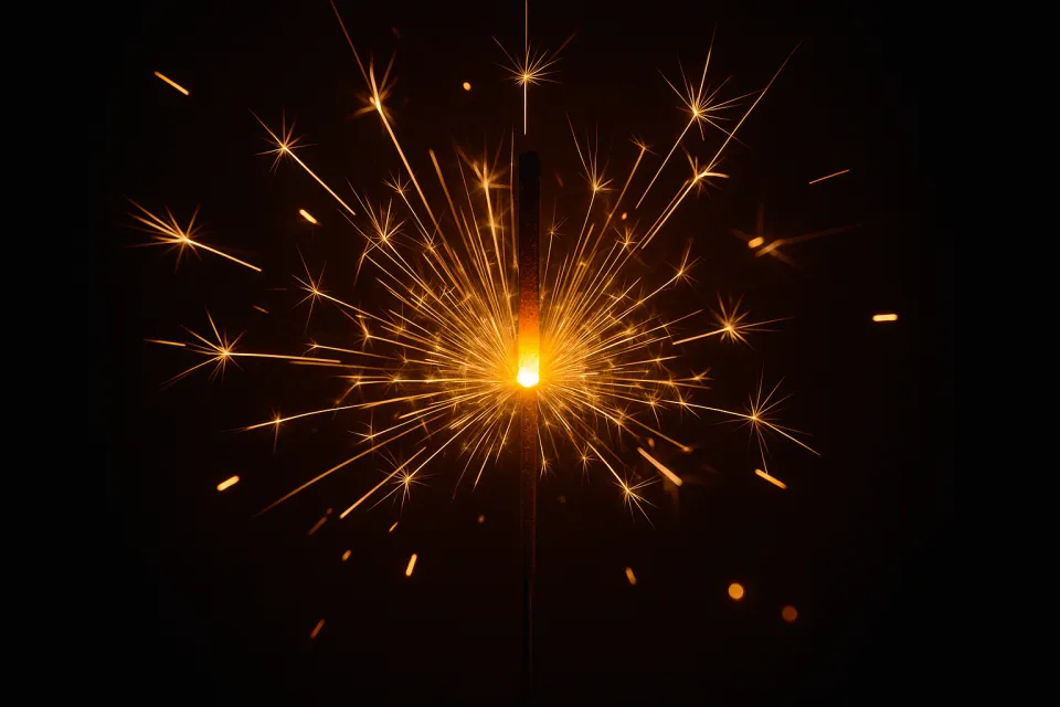 Яркие искры и свет от фейерверка на темном фоне