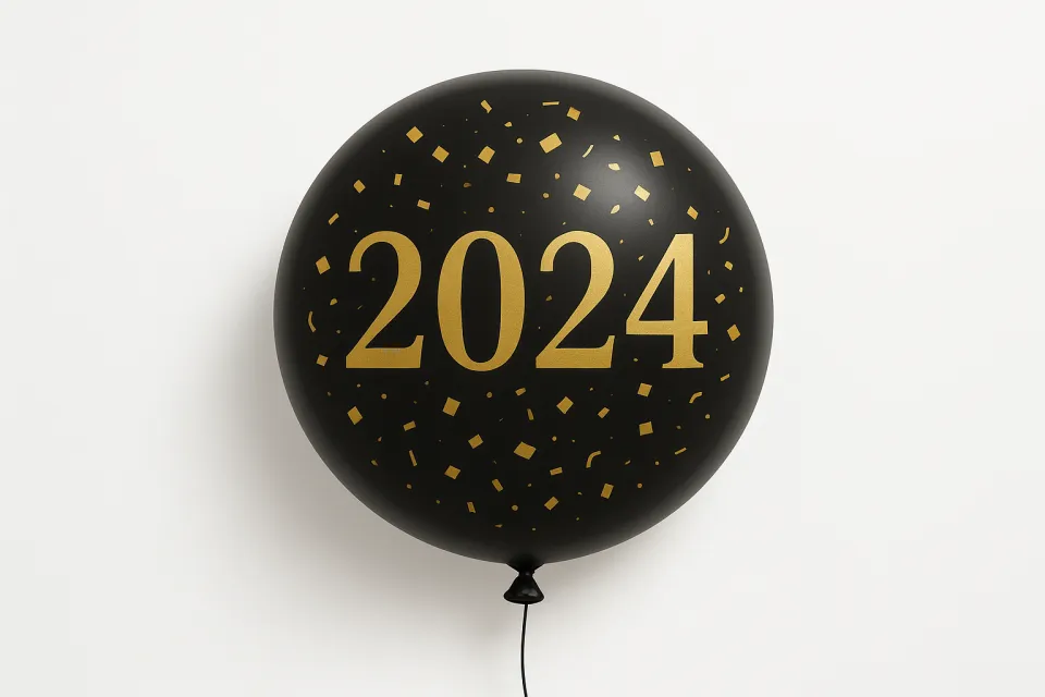 Черный воздушный шар с золотыми свечениями и цифрой 2024