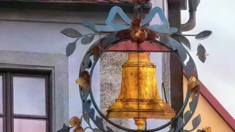 Ковка, патина, штукатурка стены