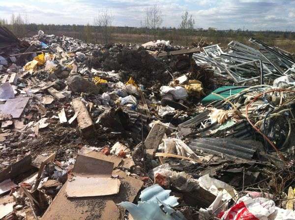 Свалка по обе стороны 3-го Бадаевского проезда