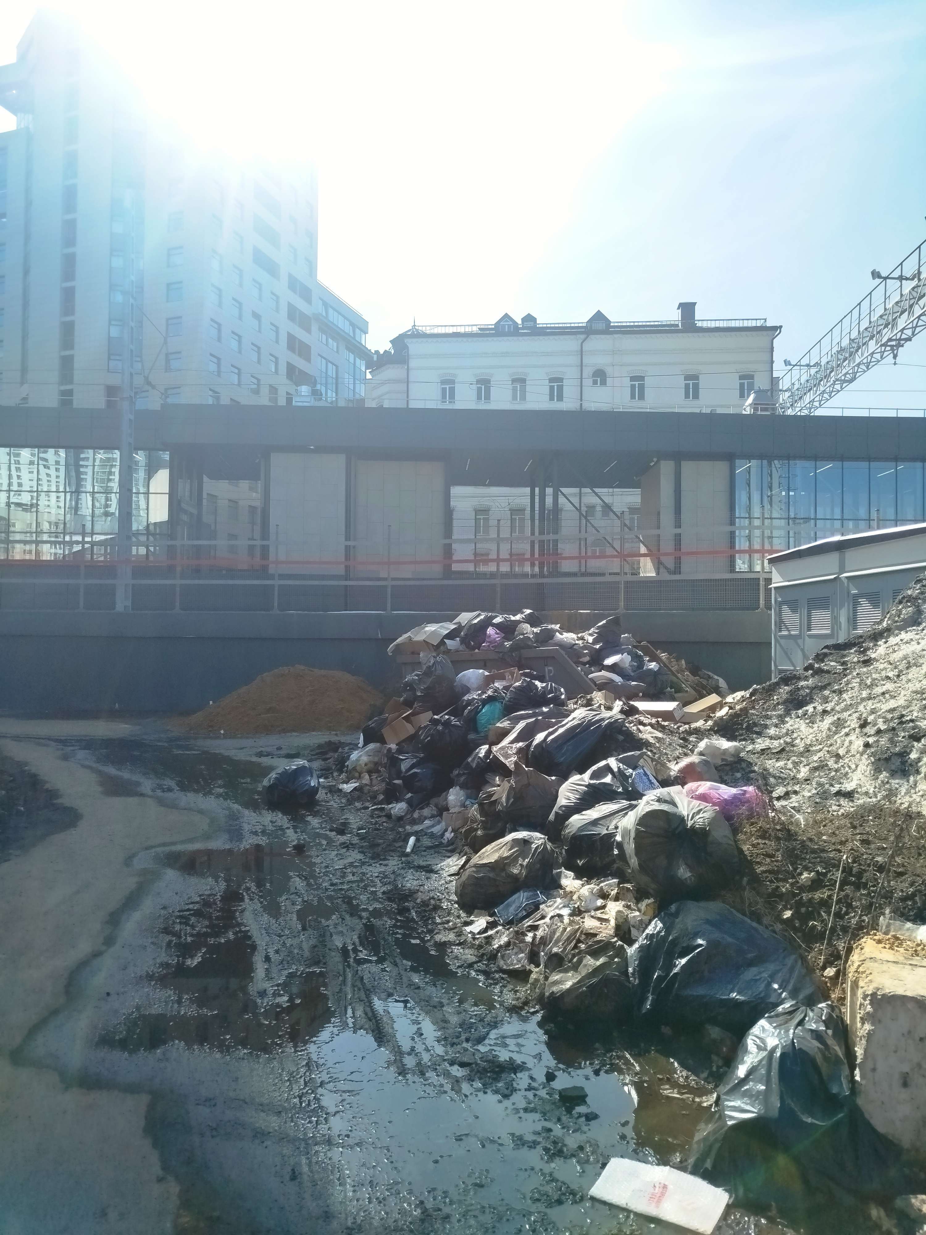 Неубранная свалка мусора