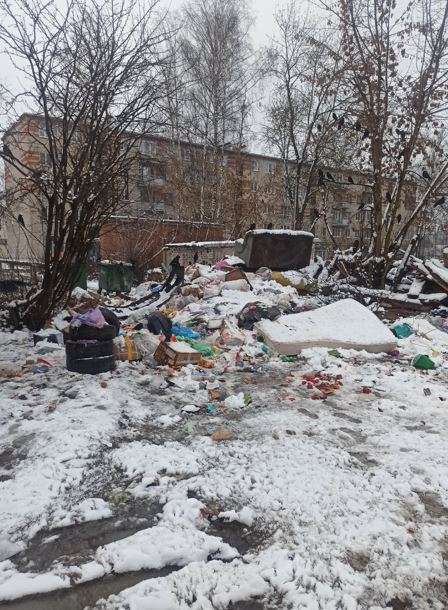 Свалка у площадки для сбора ТКО