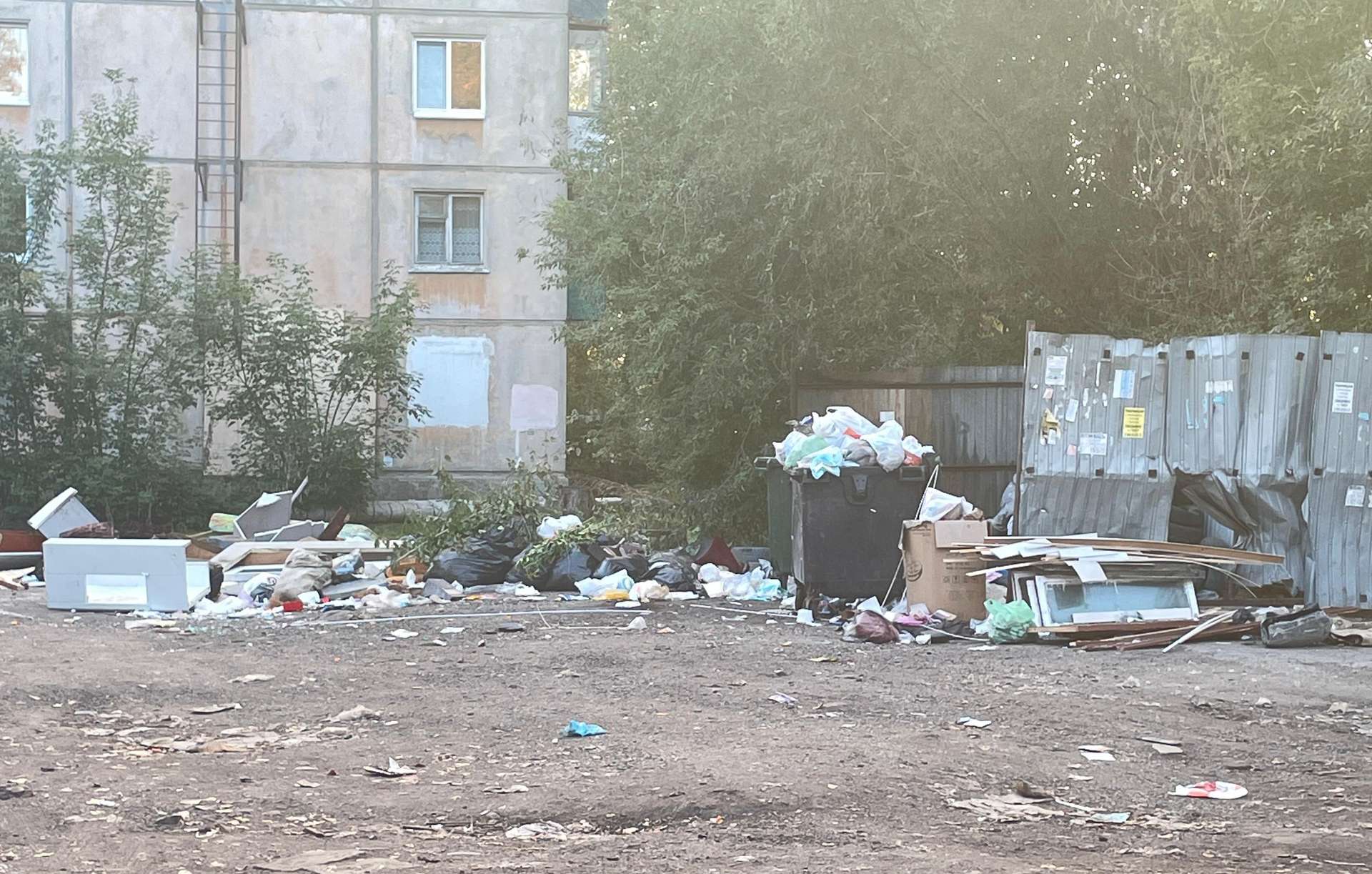 Мусор рядом с площадкой