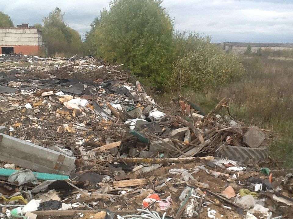 Свалка со следами горения на месте коровников в Лесном