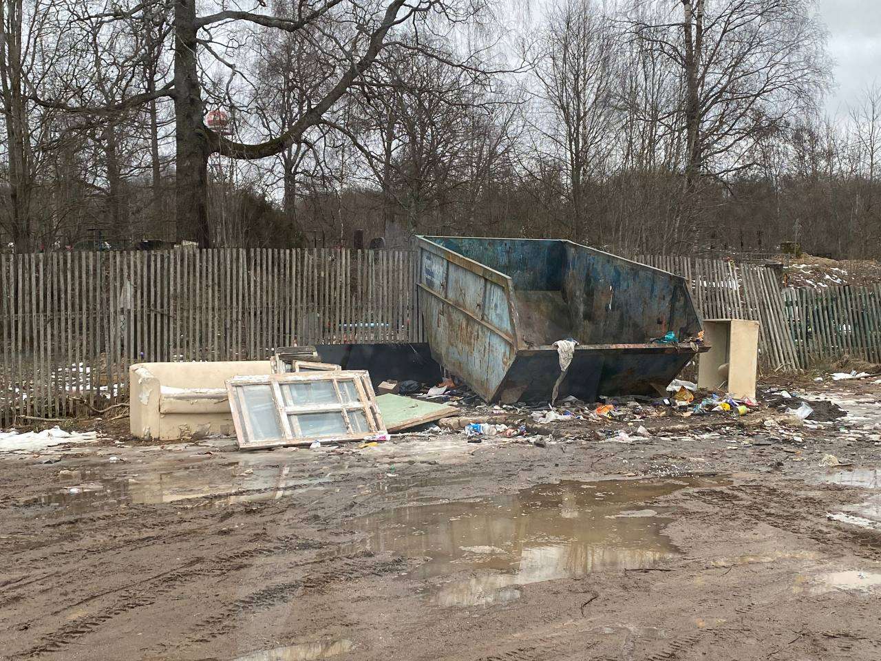 Свалка КГО вокруг площадки для сбора