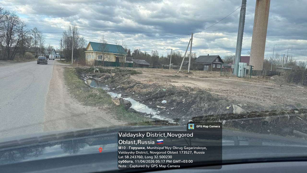 Мусор вокруг площадки