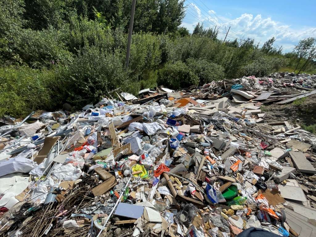 Крупная свалка строяка и грунта