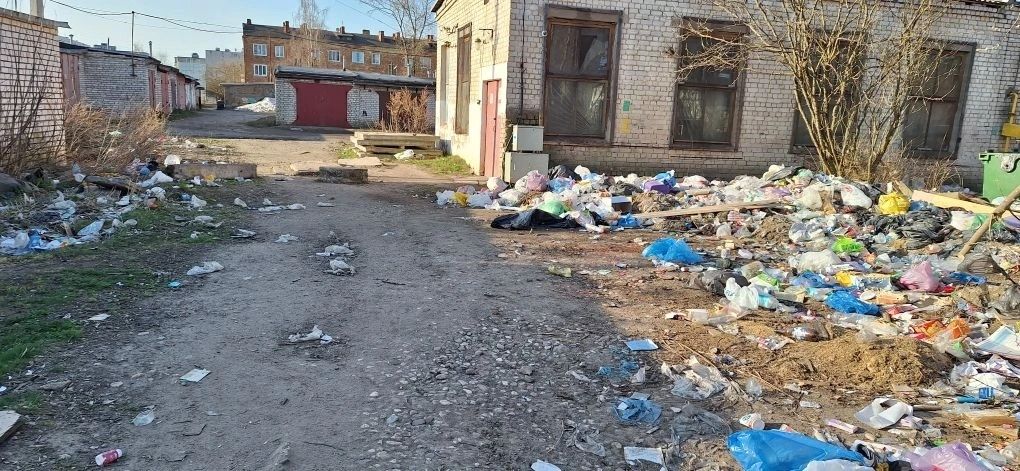 Свалка у площадки для сбора ТКО