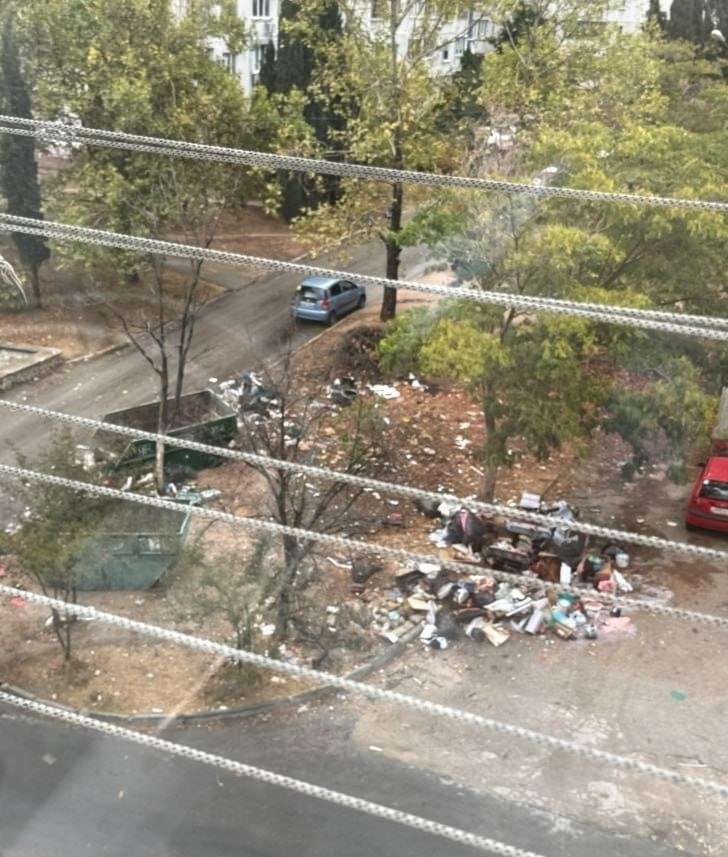 Свалка вокруг площадки