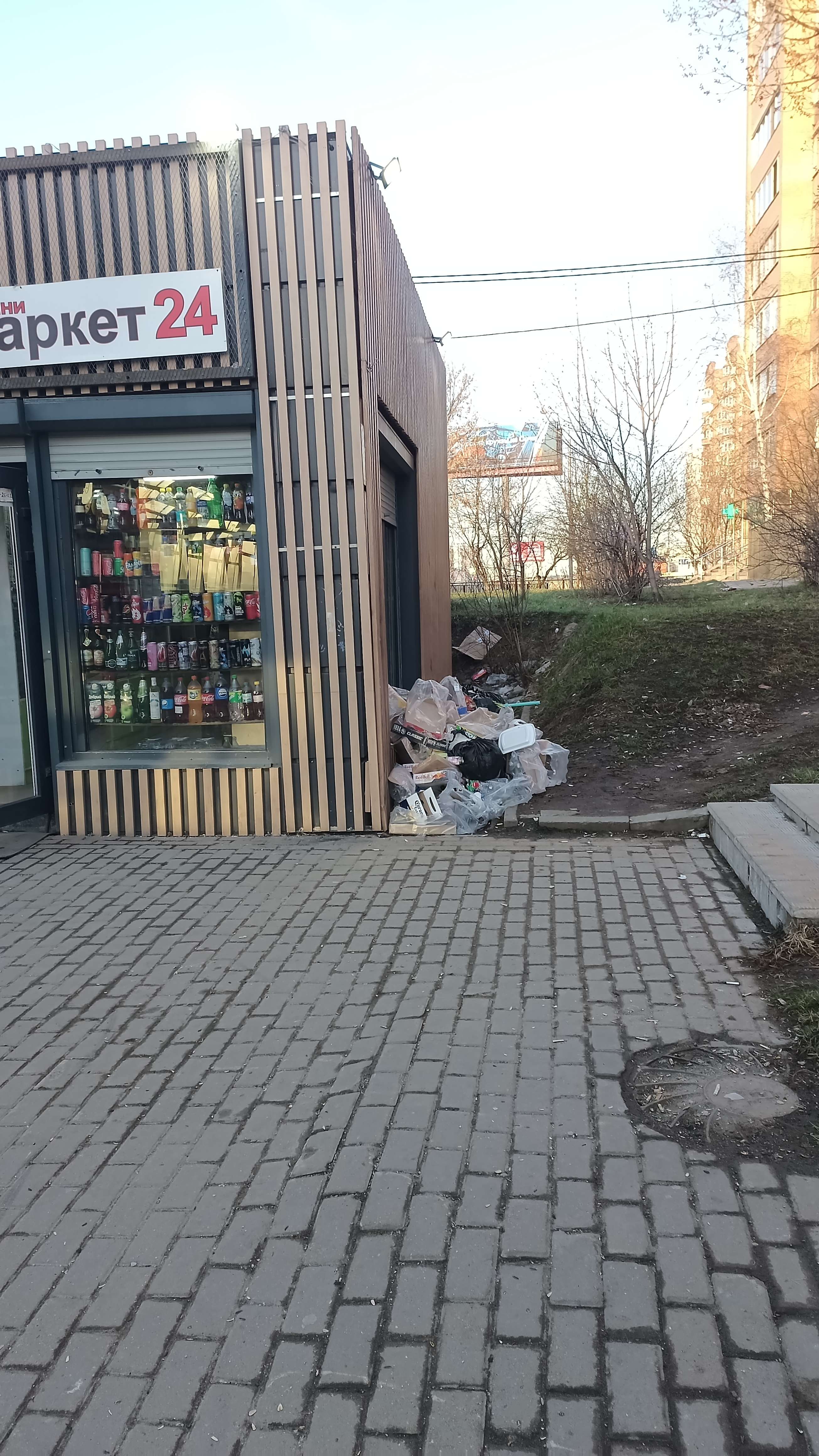 Свалка в Реутове возле вестибюля метро