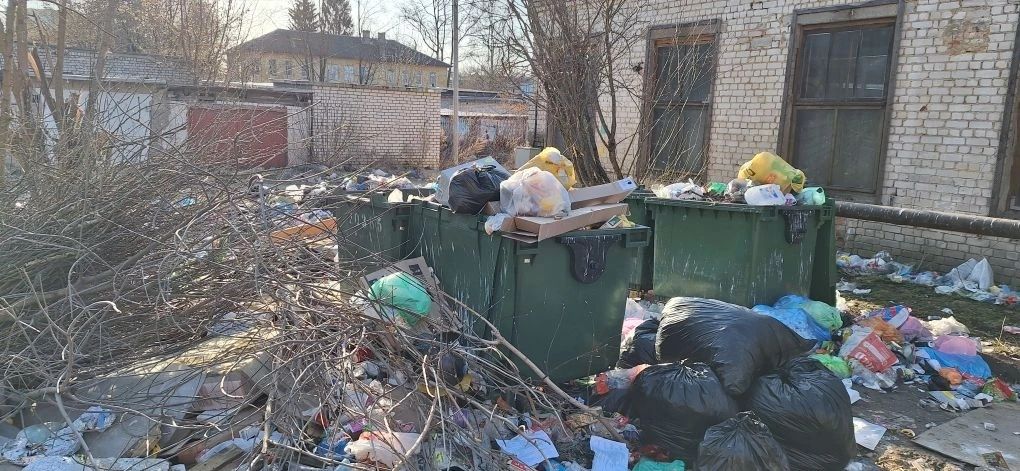 Свалка у площадки для сбора ТКО