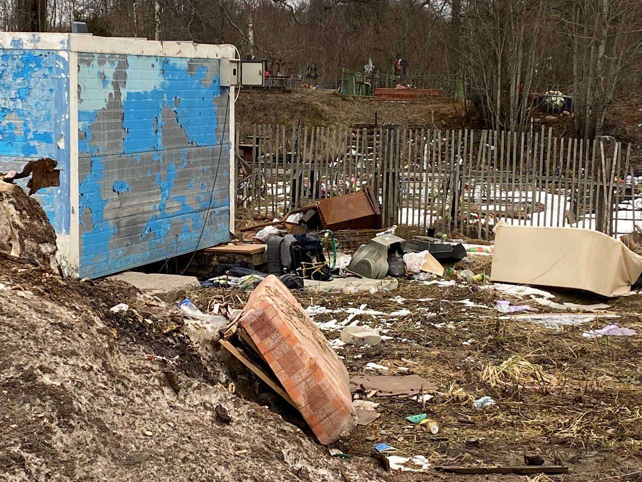 Свалка КГО вокруг площадки для сбора
