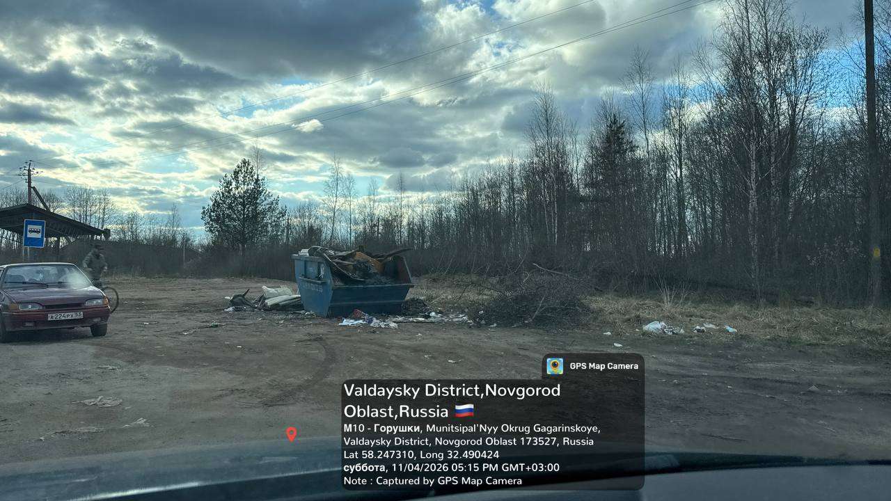 Мусор вокруг площадки