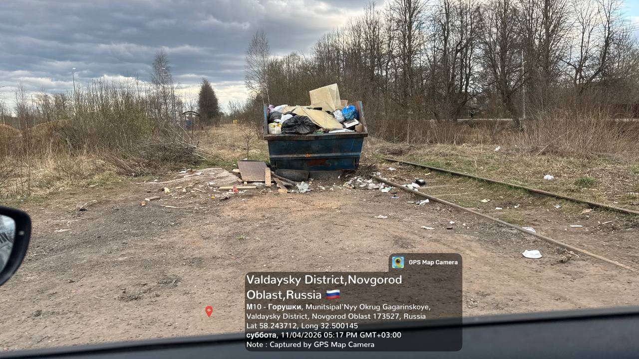 Мусор вокруг площадки