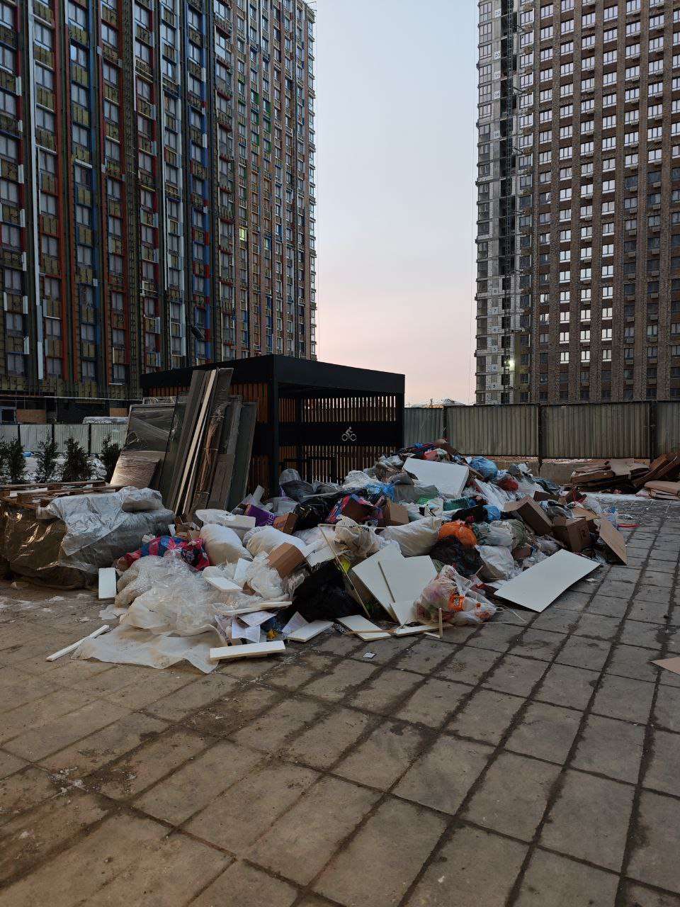 Свалка во дворе ЖК Тропарево парк