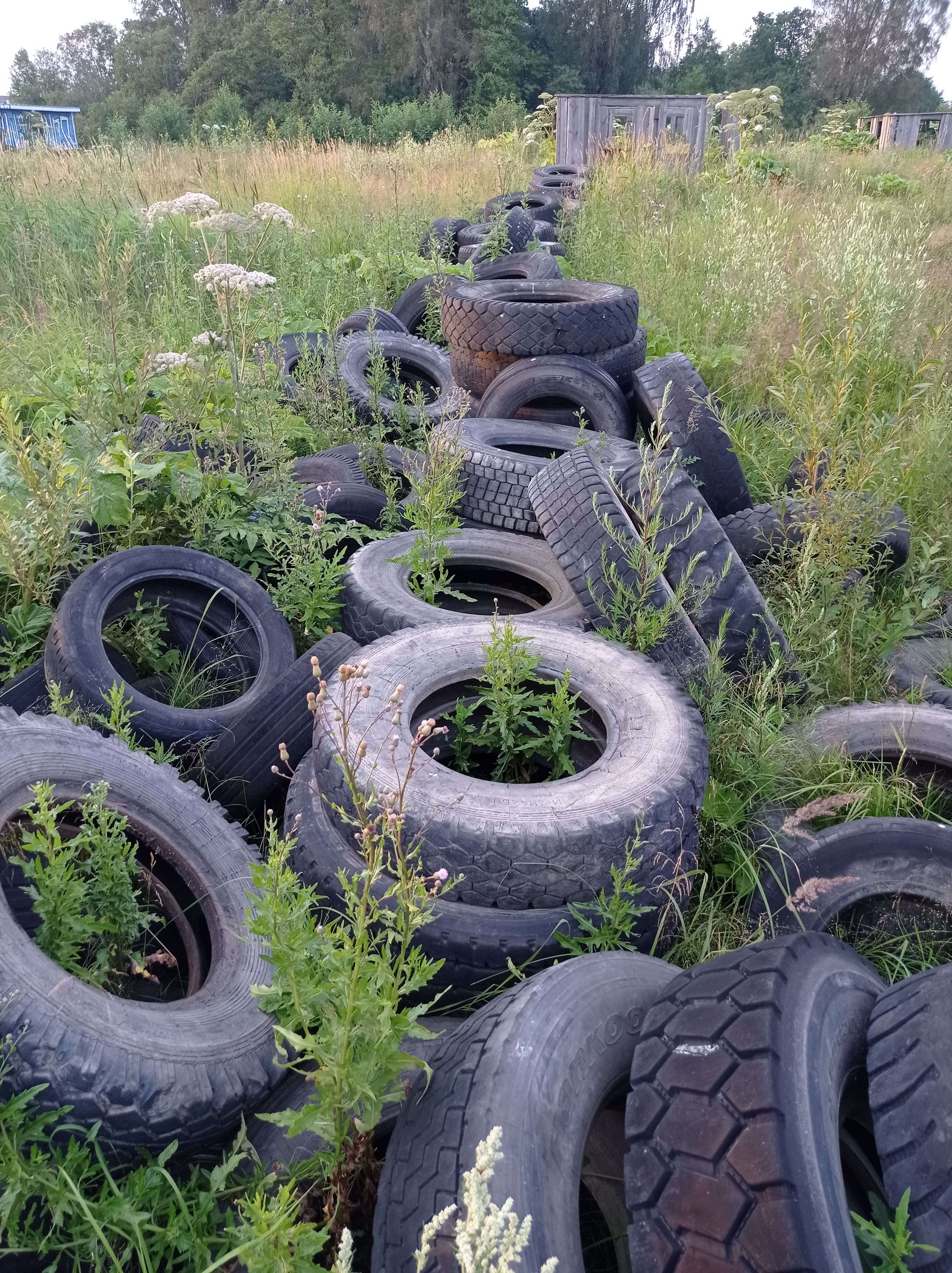 Свалка грузовых и легковых покрышек на месте заброшенных участковвского проспекта, 32к2Б