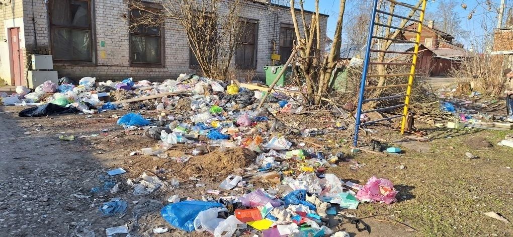 Свалка у площадки для сбора ТКО