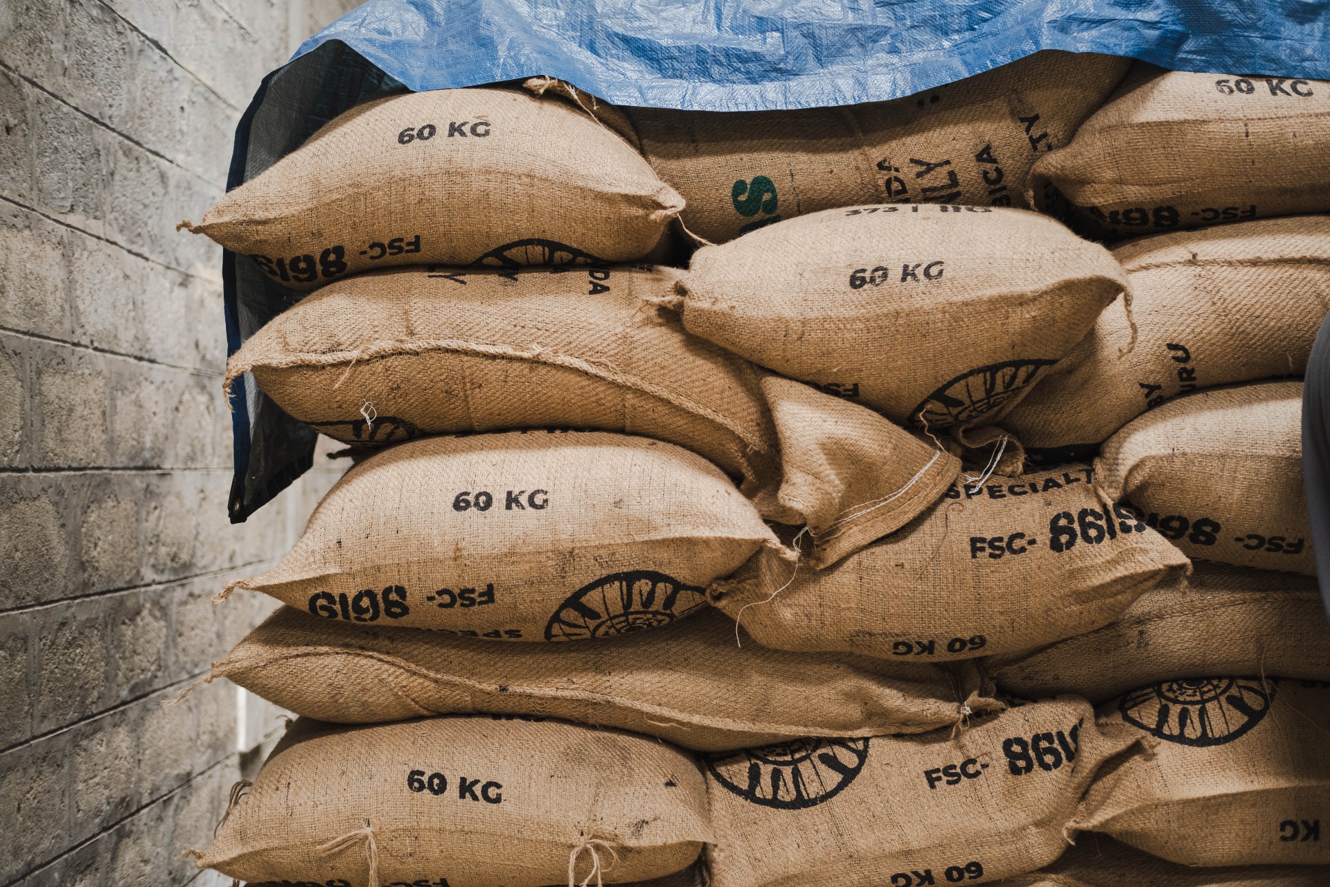 По данным Uganda Coffee Development Authority, ежегодное производство кофе составляет несколько миллионов мешков по 60 кг