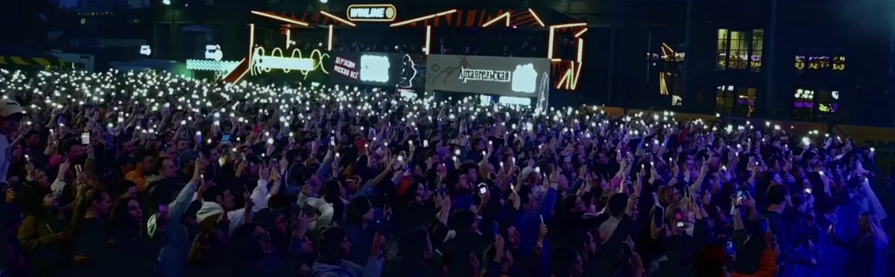 A&nbsp;flashlight show at&nbsp;the&nbsp;Sirotkin concert in&nbsp;St. Petersburg