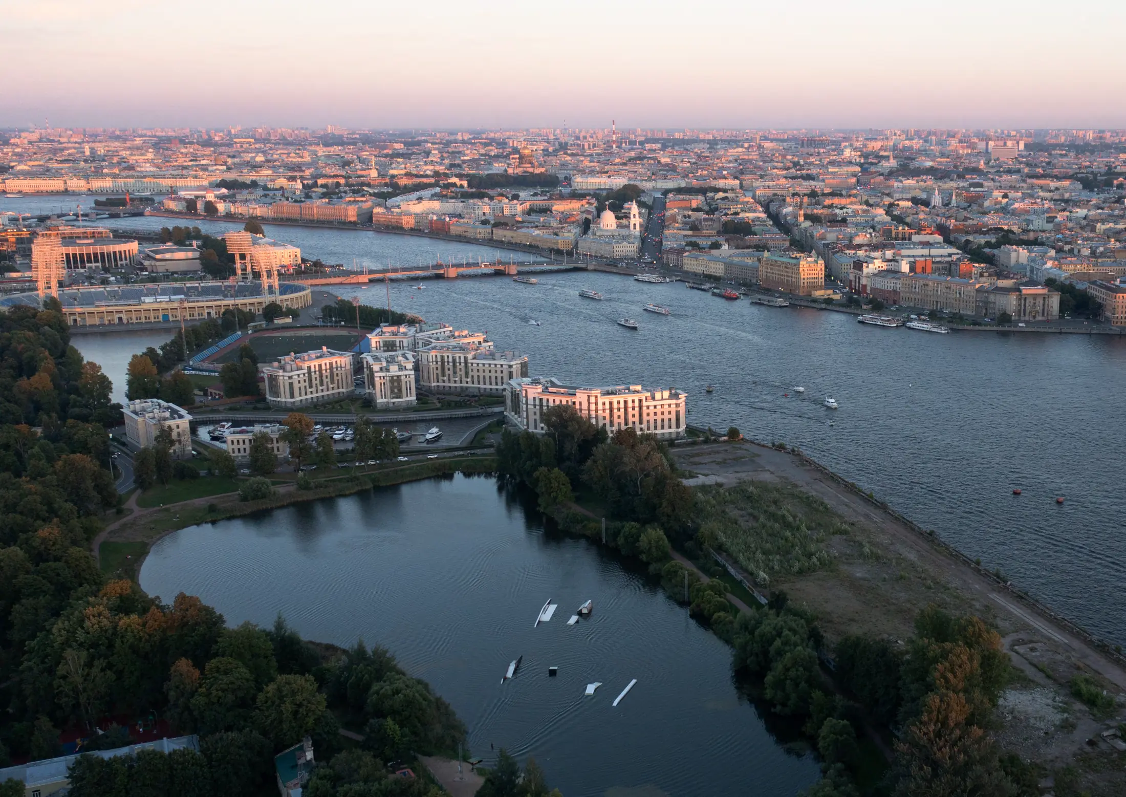Петровский остров с воздуха на закате: Малая Нева и пруд