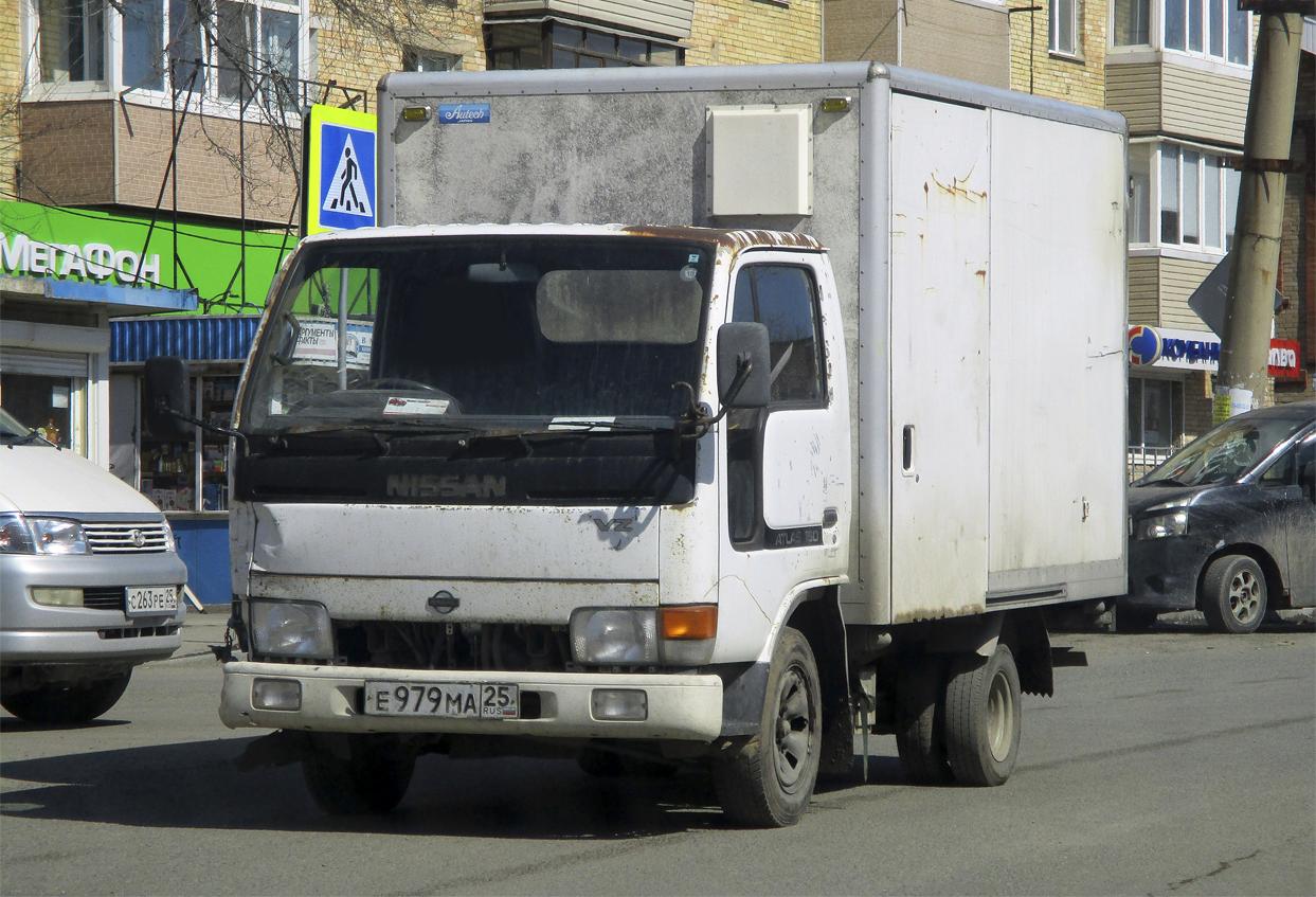 Автомобиль госномер Е979МА25