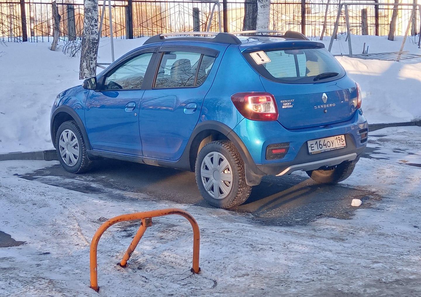 Автомобиль госномер Е164ОУ196