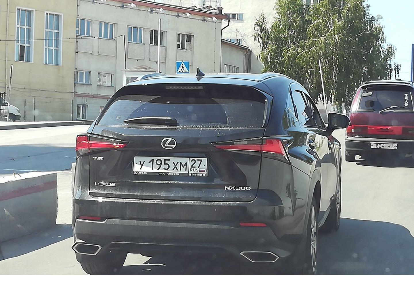 Автомобиль госномер У195ХМ27