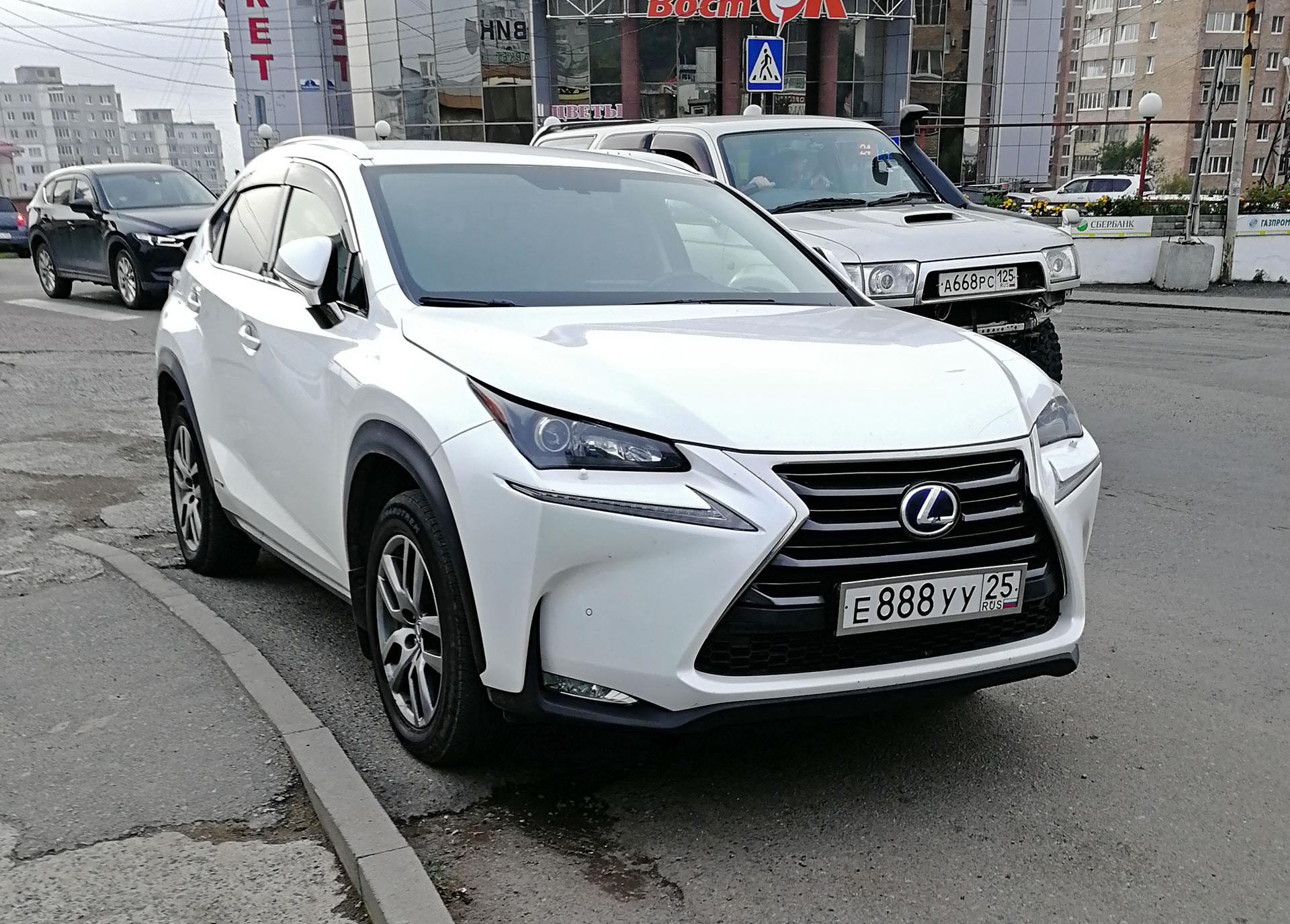 Автомобиль госномер Е888УУ25